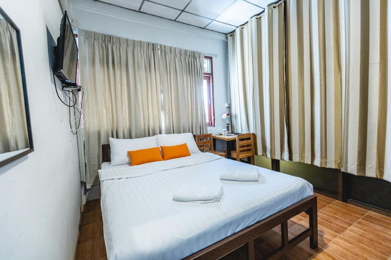 Nara Cafe And Hostel Bangkok Luaran gambar