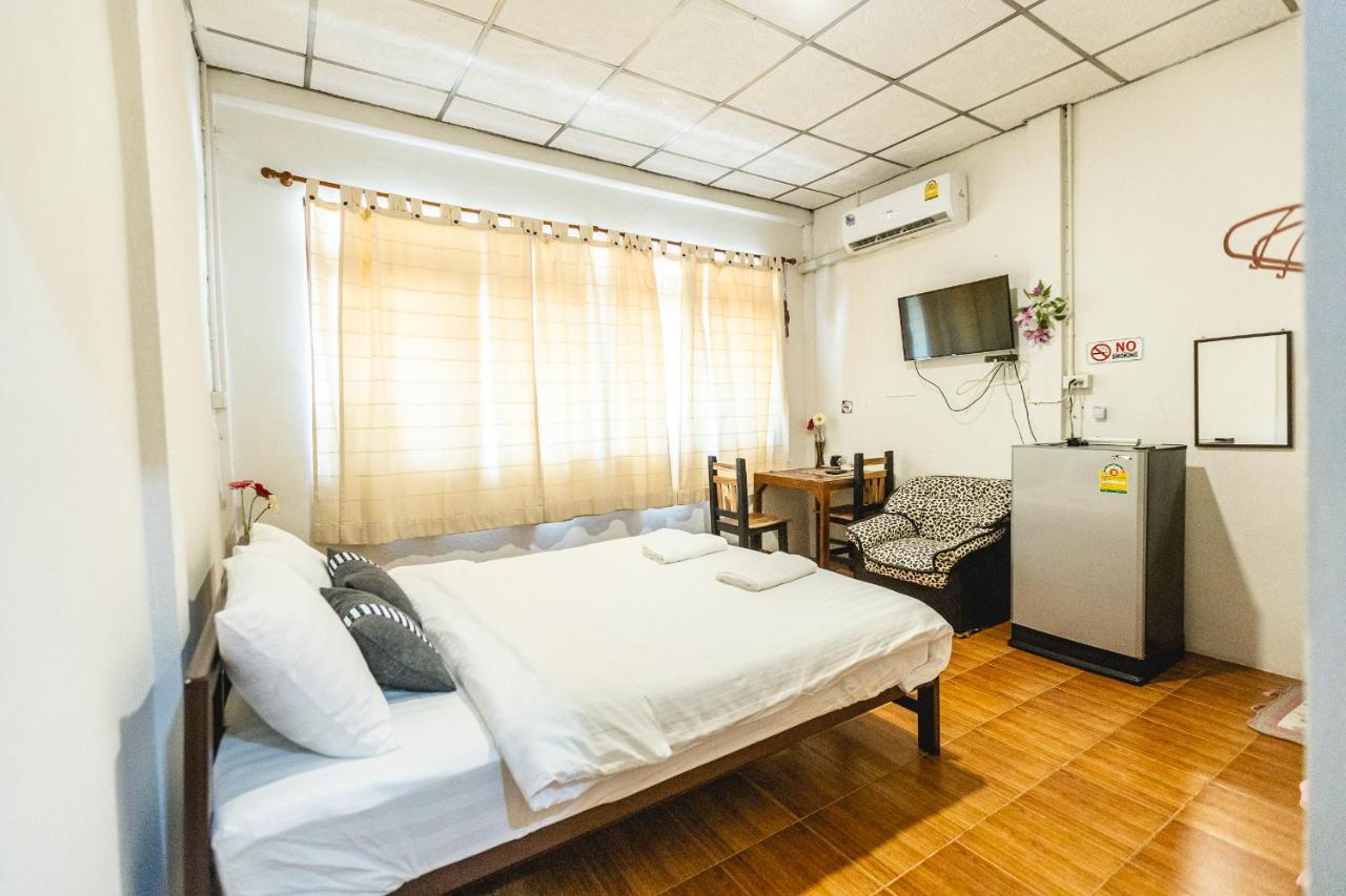 Nara Cafe And Hostel Bangkok Luaran gambar